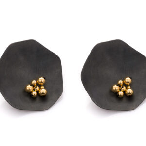 Kontrasty Oksydowane talerze w towarzystwie złoconych kul