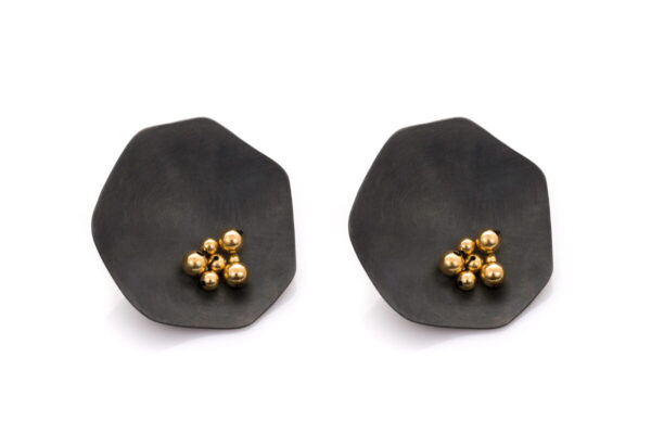 Kontrasty Oksydowane talerze w towarzystwie złoconych kul